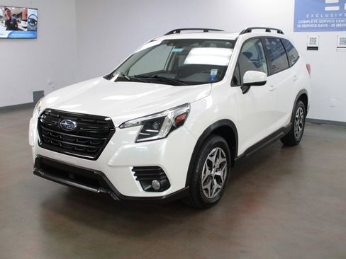Used 2023 Subaru Forester Premium image 5