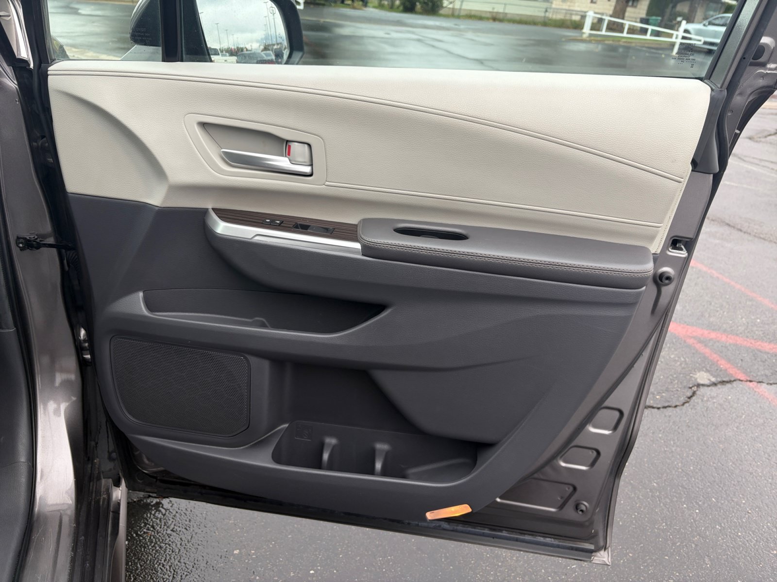 Used 2024 Toyota Sienna XLE FWD image 16