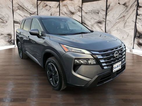 Used 2024 Nissan Rogue SV image 1