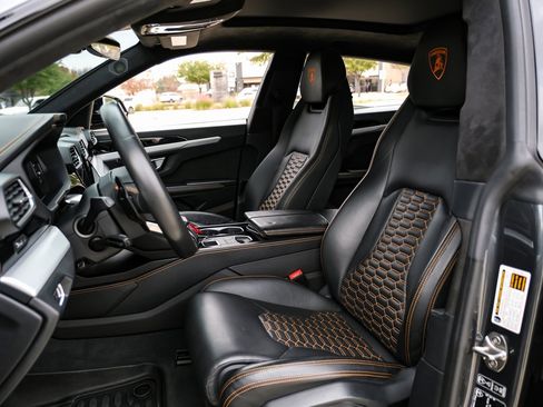 Used 2020 Lamborghini Urus image 32