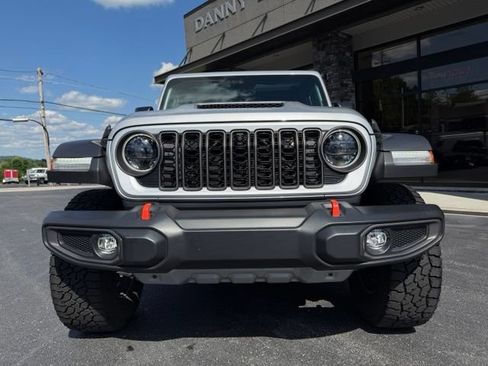Used 2024 Jeep Gladiator Mojave w/ Technology Group AWD/4WD image 3