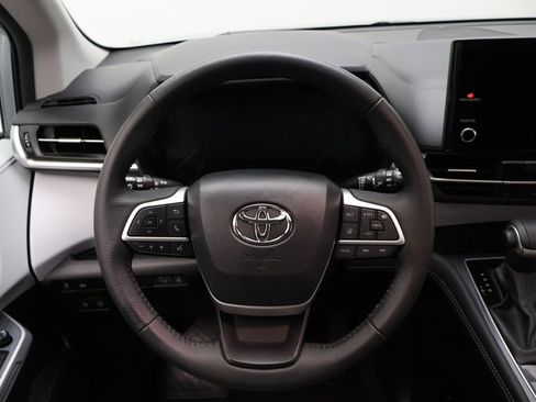 Certified 2025 Toyota Sienna XLE image 22
