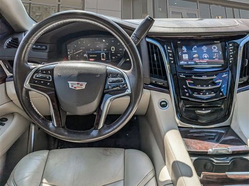 Used 2015 Cadillac Escalade Luxury image 19