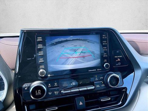 Used 2022 Toyota Highlander XLE AWD/4WD image 23