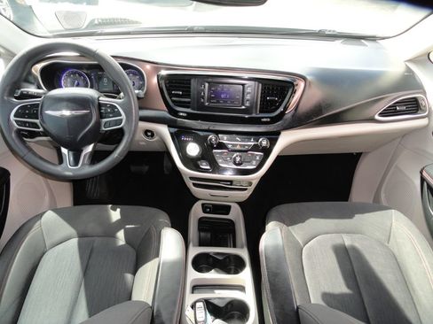Used 2017 Chrysler Pacifica LX FWD image 6