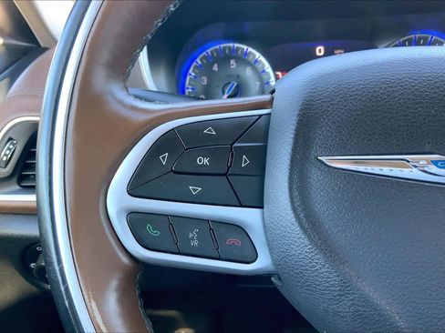 Used 2017 Chrysler Pacifica Limited image 23