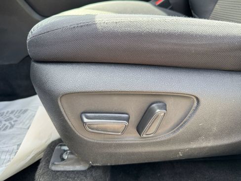 Used 2023 Toyota Highlander LE FWD image 17