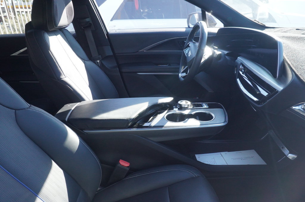 Used 2024 Cadillac Lyriq Luxury AWD/4WD image 8