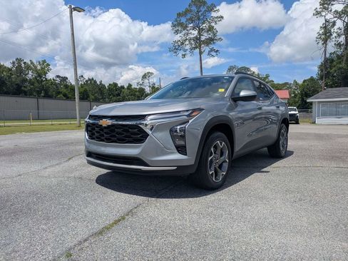 Used 2025 Chevrolet Trax LT FWD image 8