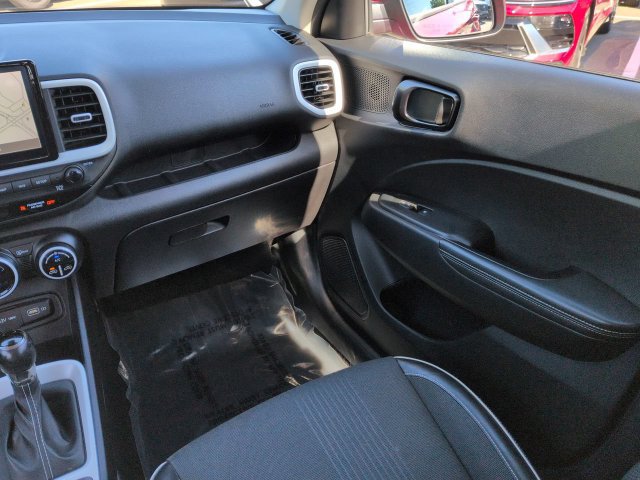 Used 2022 Hyundai Venue Limited FWD image 17