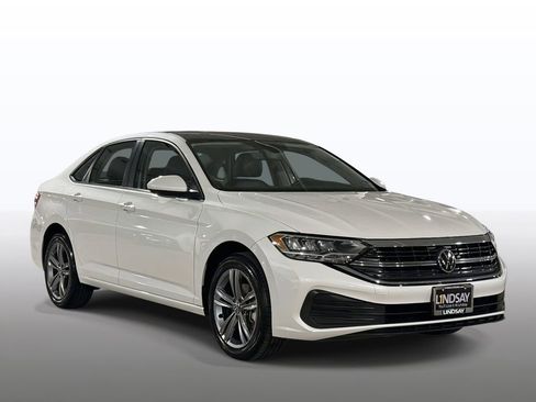 Used 2024 Volkswagen Jetta SE w/ Panoramic Sunroof Package FWD image 10