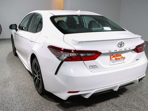 Used 2022 Toyota Camry SE FWD image 9