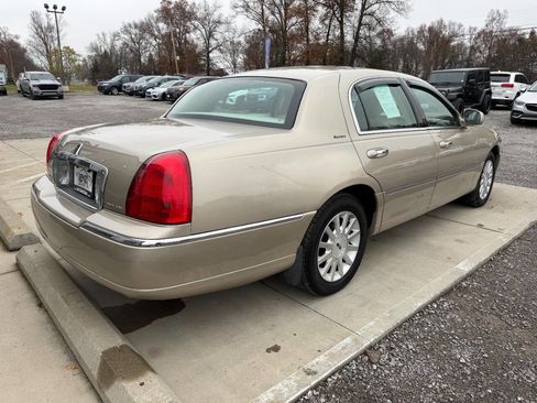 Used 2006 Lincoln Town Car Signature image 7