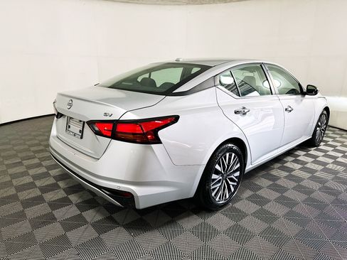Used 2024 Nissan Altima 2.5 SV FWD image 3