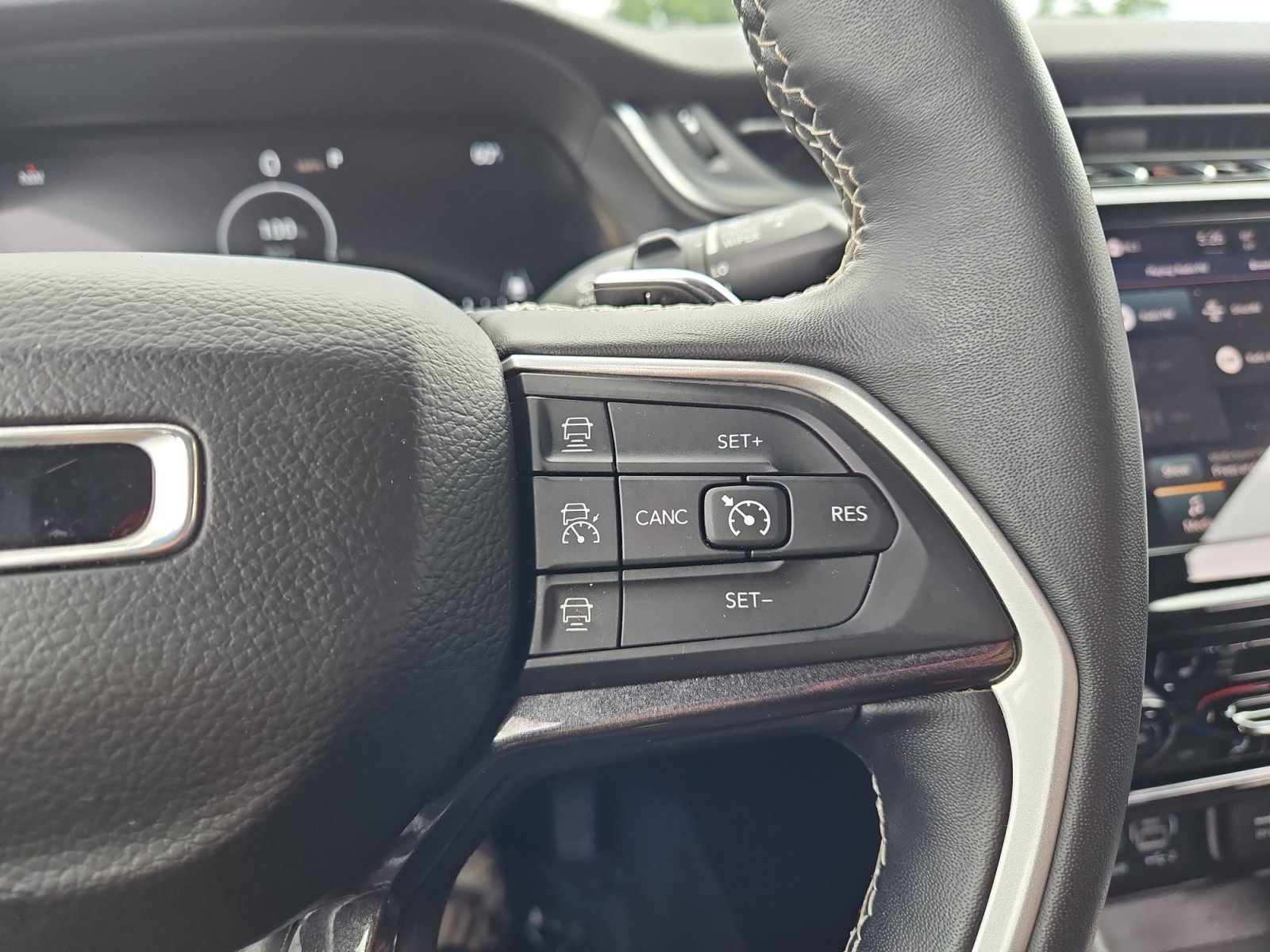 Used 2022 Jeep Grand Cherokee Altitude AWD/4WD image 26