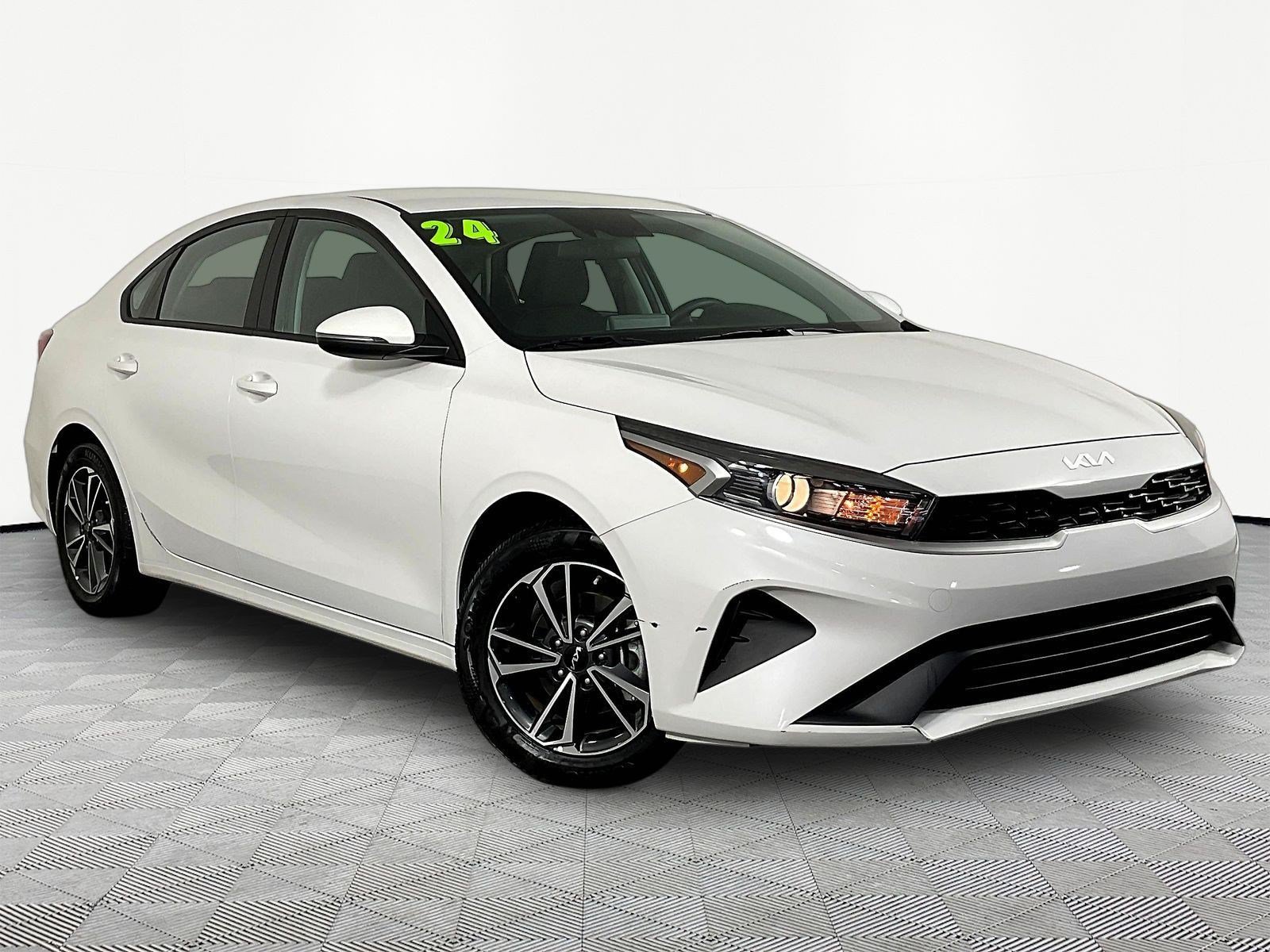 Used 2024 Kia Forte LXS w/ LXS Technology Package FWD image 3