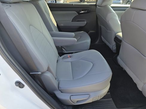 Used 2023 Toyota Highlander XLE image 30