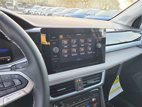 New 2025 Volkswagen Taos SE image 9