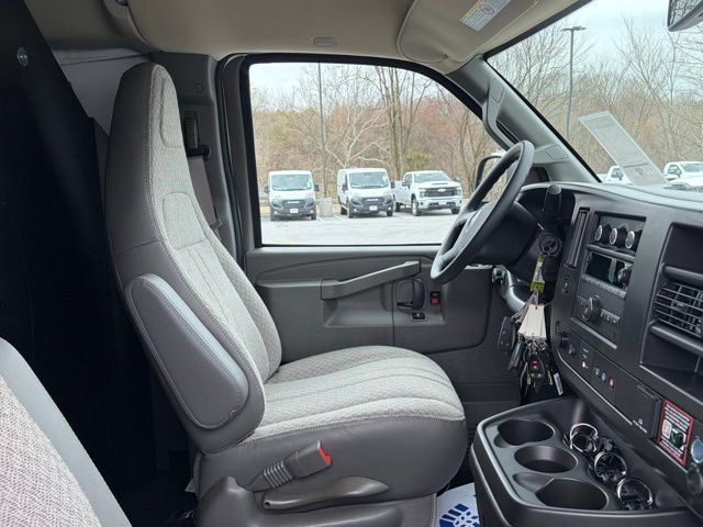 New 2026 GMC Savana 2500 w/ Driver Convenience Package RWD image 32