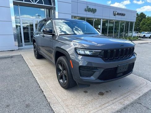 Used 2023 Jeep Grand Cherokee Altitude AWD/4WD image 12