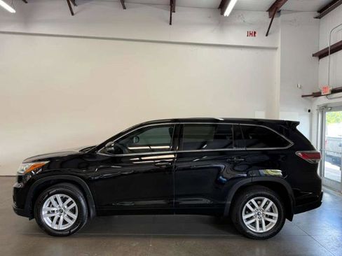 Used 2016 Toyota Highlander LE FWD image 3