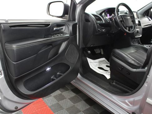 Used 2014 Chrysler Town & Country S FWD image 11