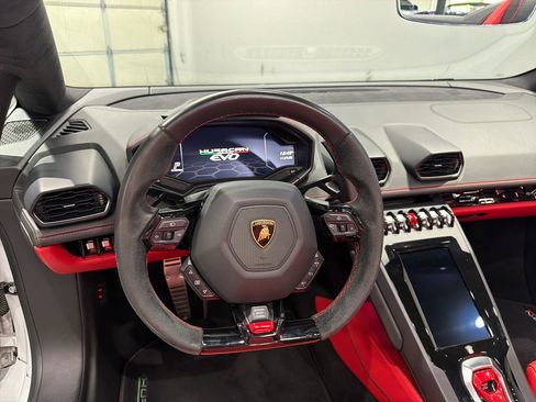 Used 2021 Lamborghini Huracan EVO image 22