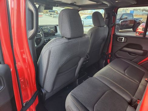 Used 2025 Jeep Wrangler Sahara image 14