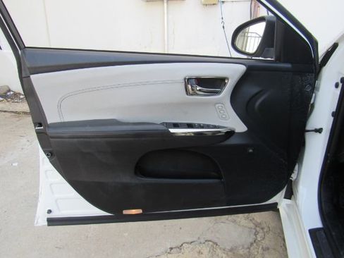 Used 2018 Toyota Avalon Limited image 11