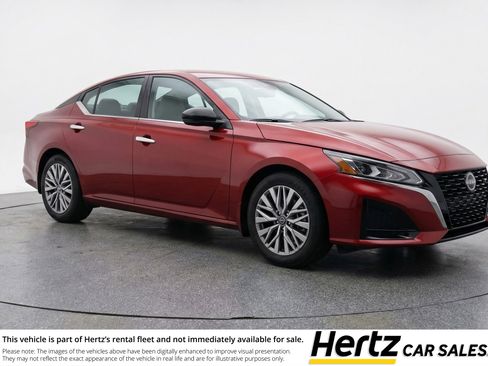 Used 2025 Nissan Altima 2.5 SV FWD image 1