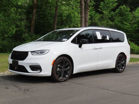 Used 2025 Chrysler Pacifica Limited FWD image 8