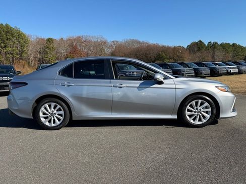 Used 2022 Toyota Camry LE image 4