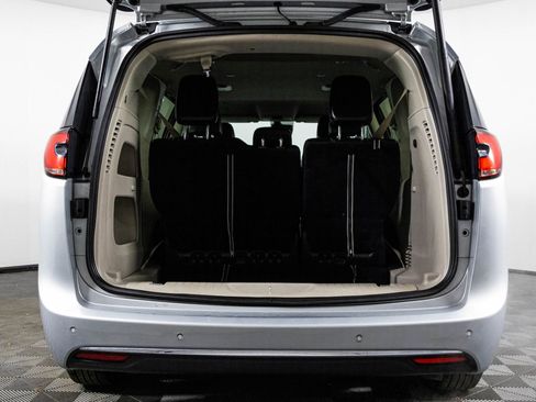 Used 2023 Chrysler Pacifica Touring-L image 34