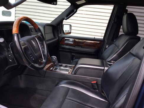 Used 2017 Lincoln Navigator Select image 10