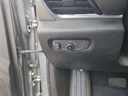 Used 2023 Chevrolet Traverse LT image 27