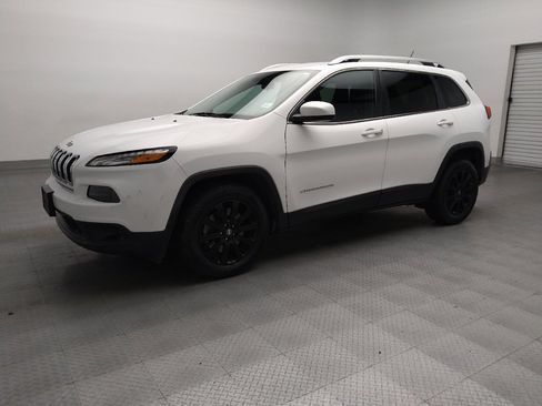Used 2018 Jeep Cherokee Latitude image 2