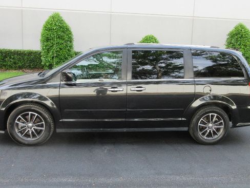 Used 2017 Dodge Grand Caravan SXT FWD image 2