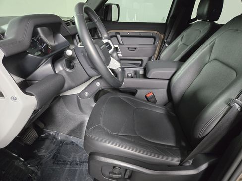 Used 2023 Land Rover Defender 110 SE image 11