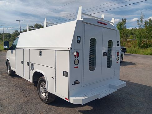Used 2016 Chevrolet Express 3500 RWD image 3
