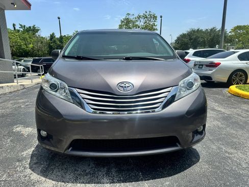 Used 2015 Toyota Sienna XLE w/ XLE Navigation Package FWD image 4