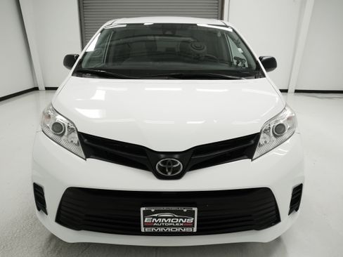 Used 2020 Toyota Sienna L image 2
