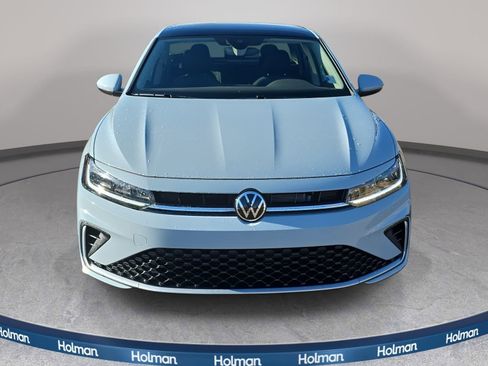 Used 2025 Volkswagen Jetta SE w/ Sunroof Package image 3