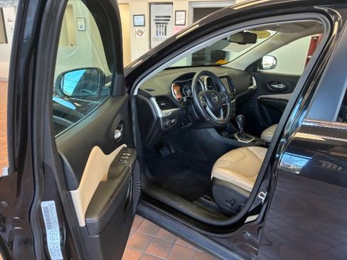 Used 2017 Jeep Cherokee Limited w/ Technology Group image 17