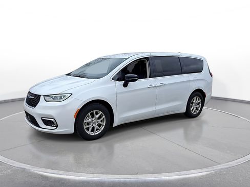 Used 2024 Chrysler Pacifica Touring-L image 4