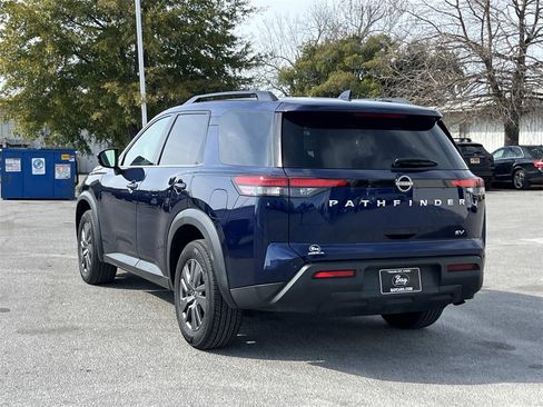 Used 2024 Nissan Pathfinder SV image 3