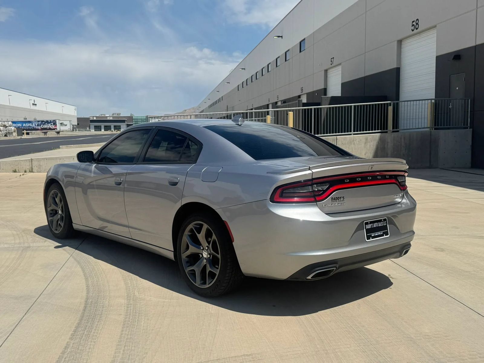 Used 2015 Dodge Charger SXT RWD image 3