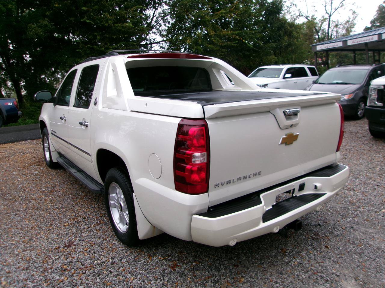 Used 2013 Chevrolet Avalanche LTZ AWD/4WD image 13