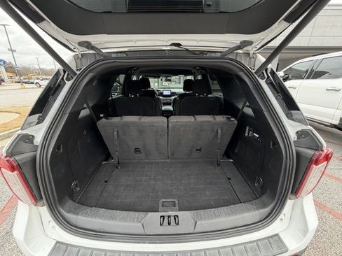 Used 2020 Ford Explorer XLT image 19