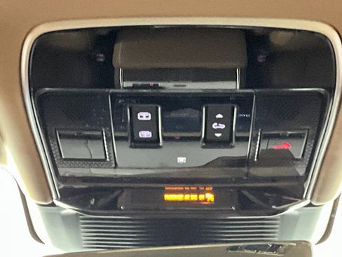 Used 2025 Land Rover Range Rover Long Wheelbase Autobiography image 13