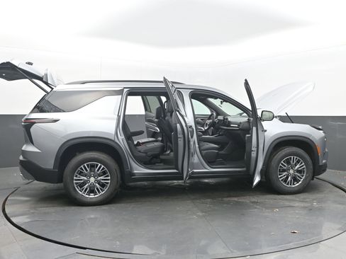 Used 2025 Chevrolet Traverse LT image 46